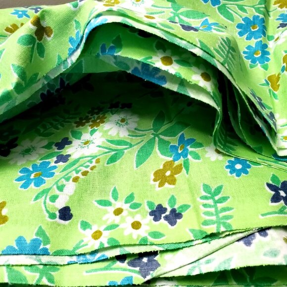 COTTON FABRIC FLORAL PRINT NEW 232" x 31" GREEN WHITE BLUE CRAFT SEWING QUILT - Picture 4 of 6